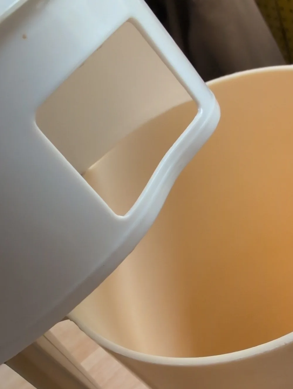 Vintage Tan Rubbermaid Plastic 2 Quart Pitcher Container Lid